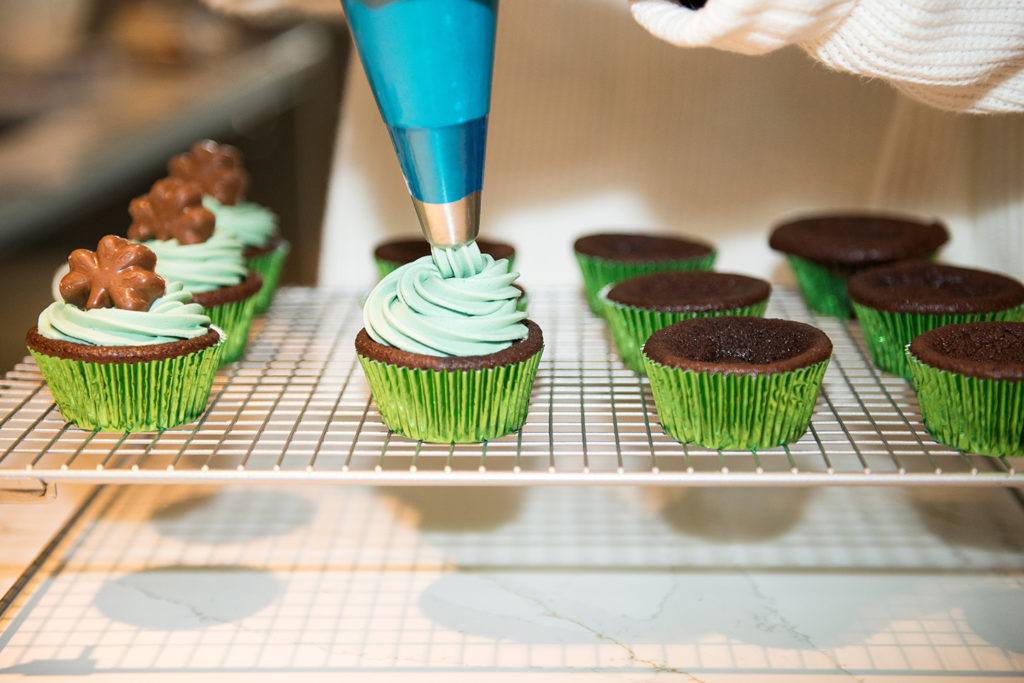 ST PATRICKS MINT CUPCAKES recipe by home cooking with julie neville